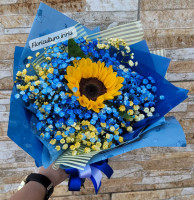 Ramalhete de girassol com mosquitinho azul e amarelo... Embalagem azul
